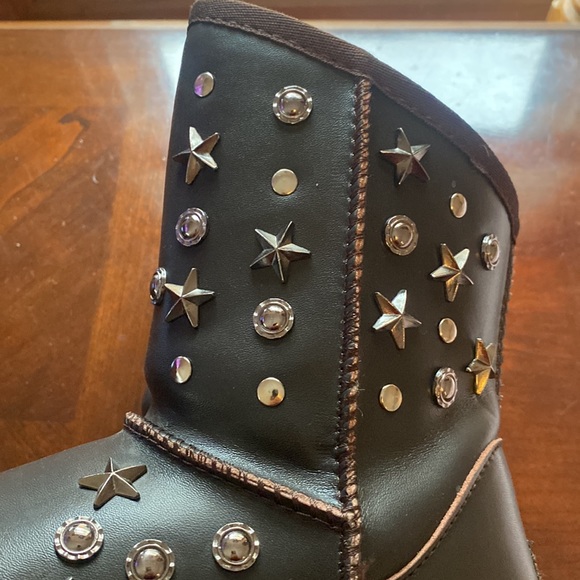 - 🦊Ugg NWOT Big Kids leather studded boots. EUC. All studs in place. 👏 - Picture 8 of 16